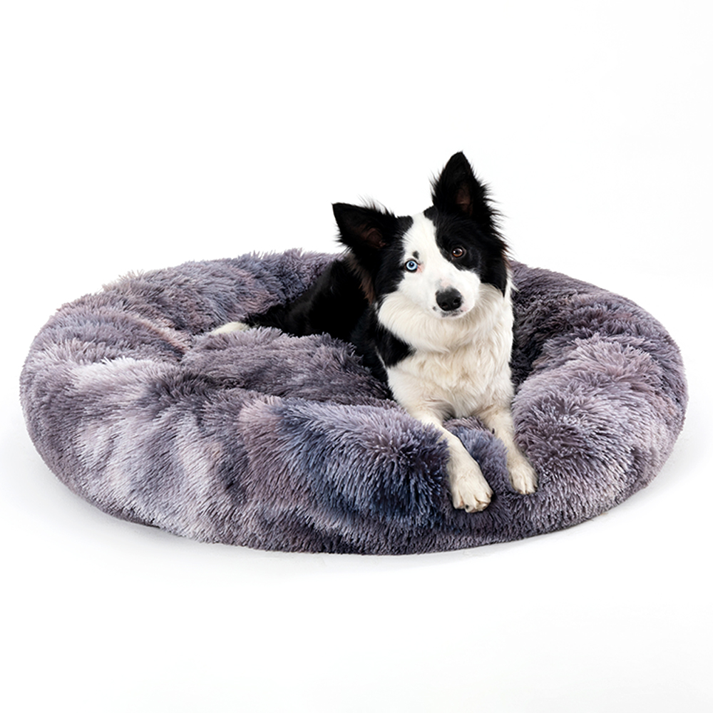 Hund entspannt im SnugNest Donut-Bett